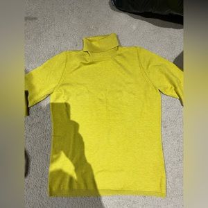 Premise golden/yellow turtle neck. Size med, good condition and a nice fit.